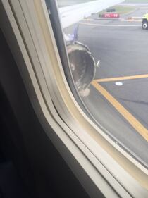 Esplode motore in volo: atterraggio di emergenza in Usa 5