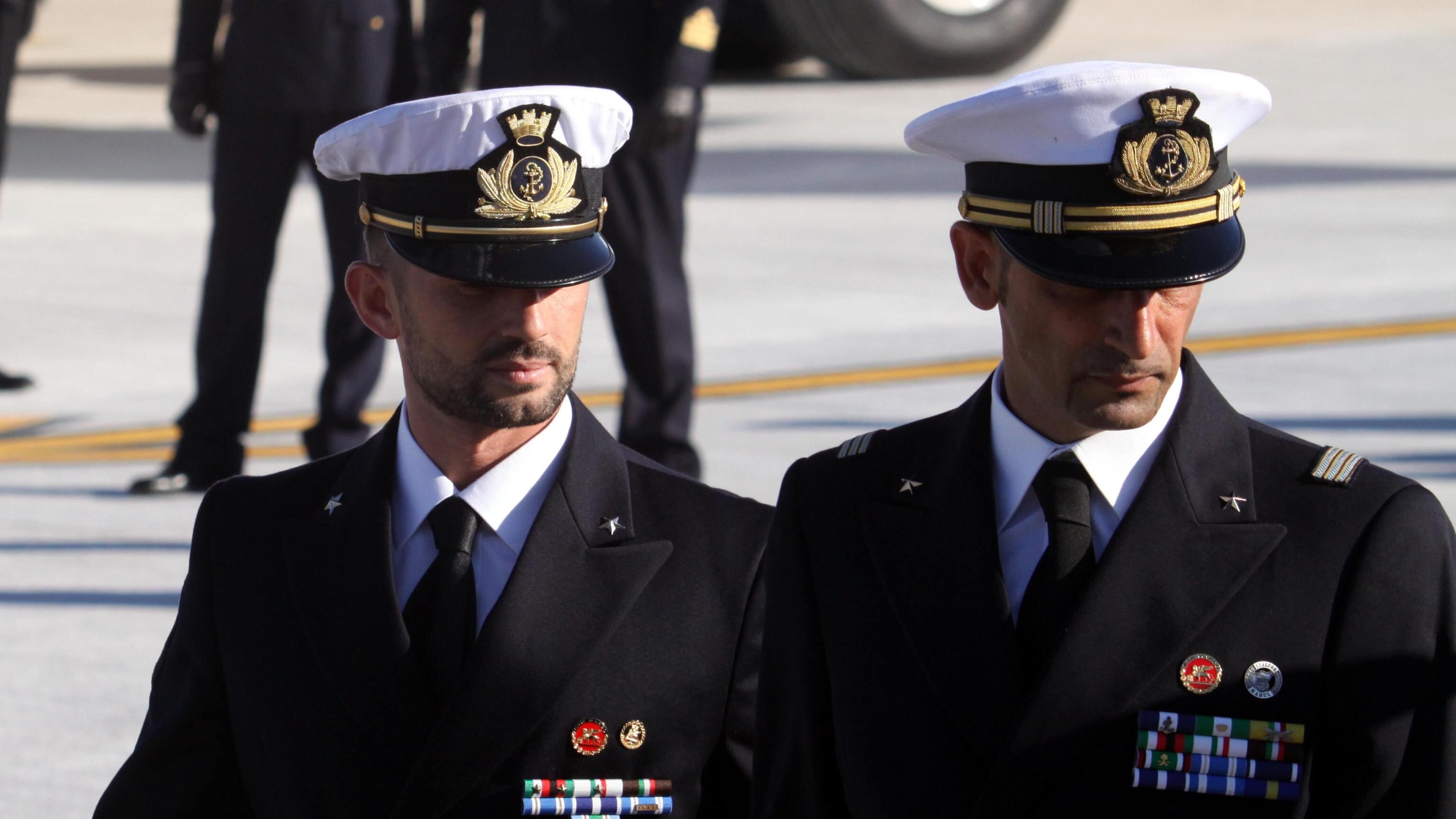 Milano difende i due marò ma Pisapia fa "l'indiano"