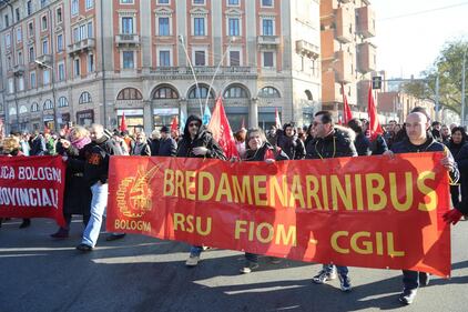 Sciopero: 4 cortei a Bologna. Lancio di letame e uova contro banche e sede Ncd 2