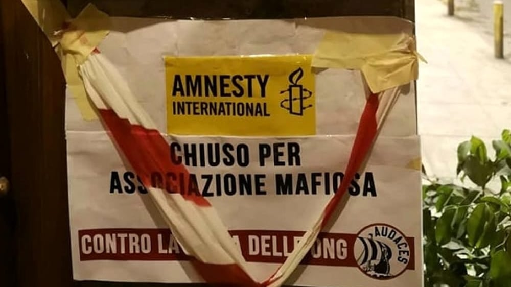 Intimidazioni al circolo del Pd e alla sede Emergency. Per Orlando: "Gli effetti della Lega"