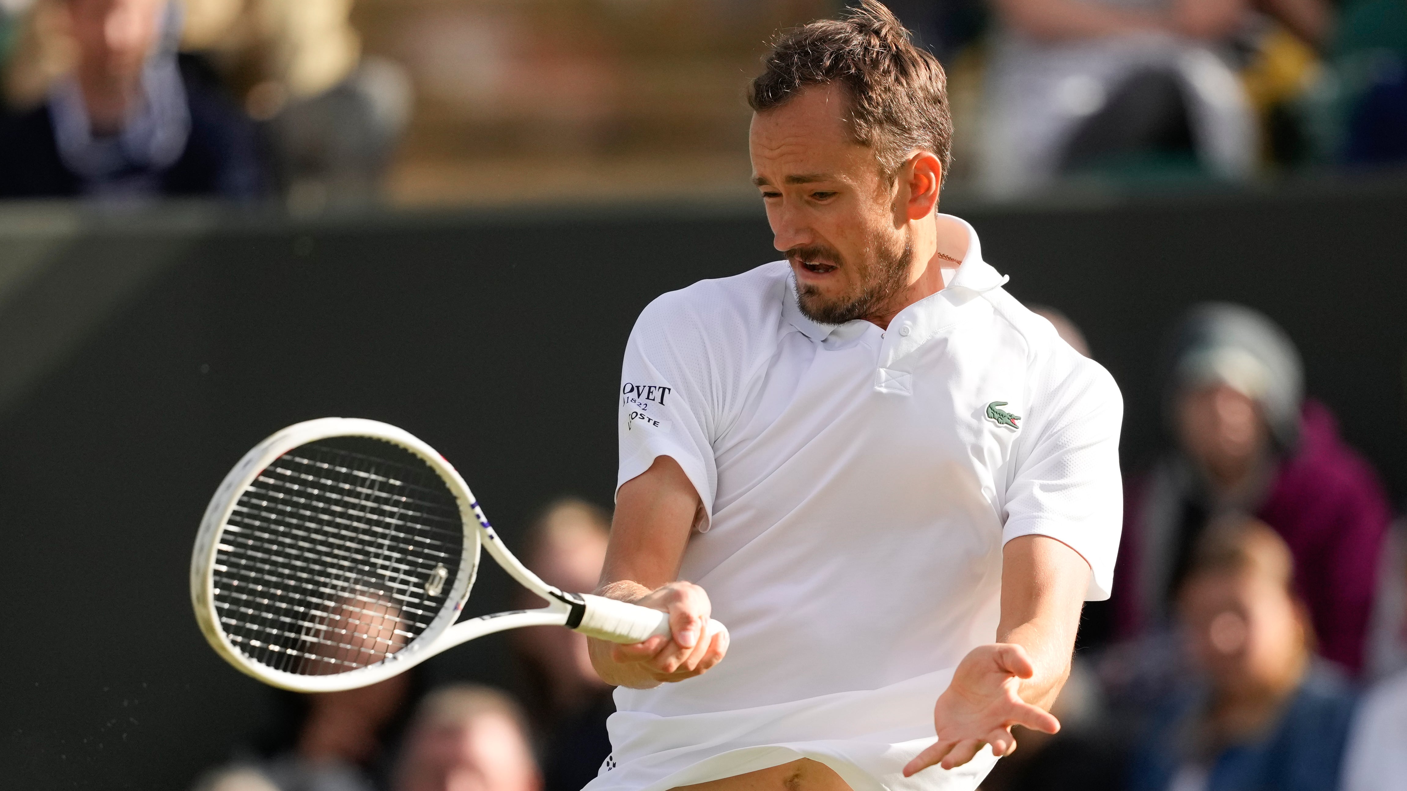 Wimbledon, Dimitrov si ritira per infortunio: Medvedev affronterà Sinner