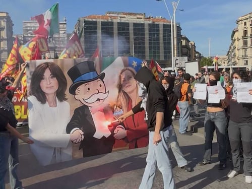 Cortei in più di 50 città italiane, scontri e tensione con almeno 10 poliziotti feriti. A Napoli brucia la foto di Meloni. Salis e Albanese in prima fila