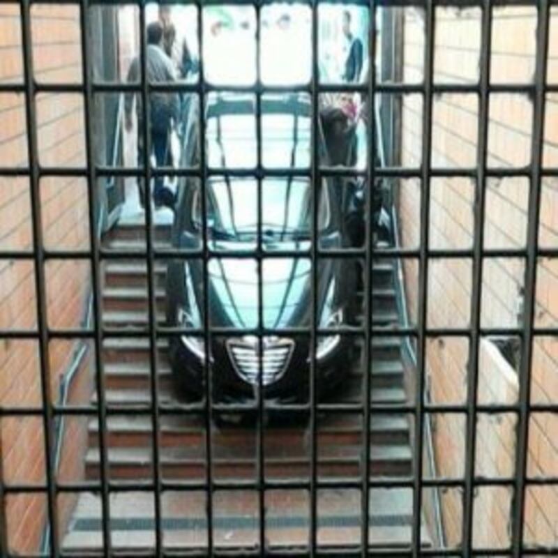 entra con auto nella metro