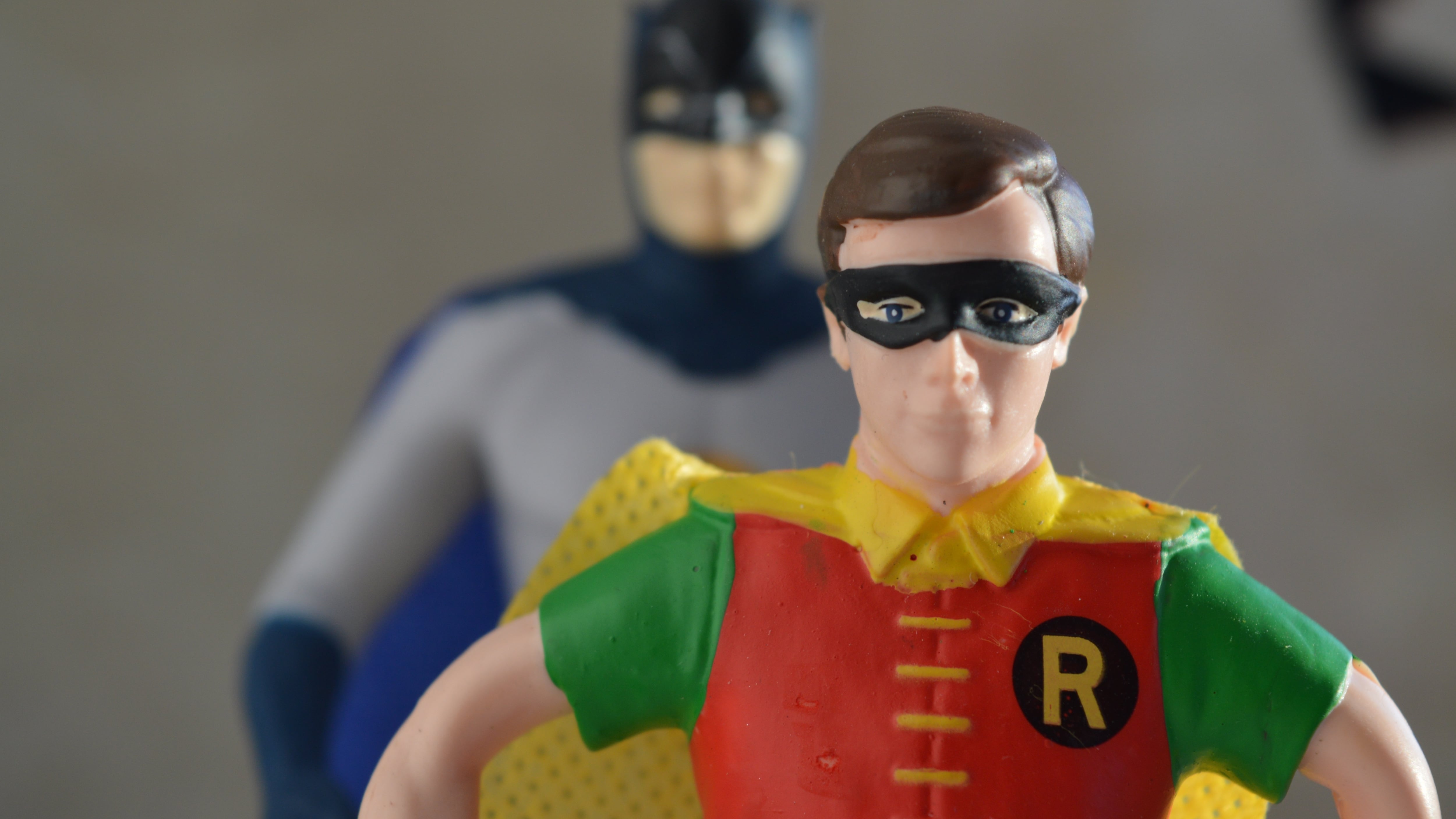 Robin fa coming out e (sai che scoperta) diventa supereroe Lgbt