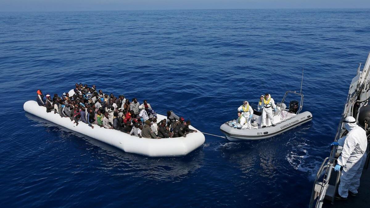 Troppi sbarchi in Sicilia. La spiaggia protetta aperta solo ai migranti