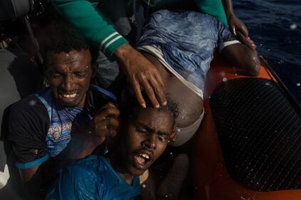 Migranti, naufraga un barcone al largo della Libia 11