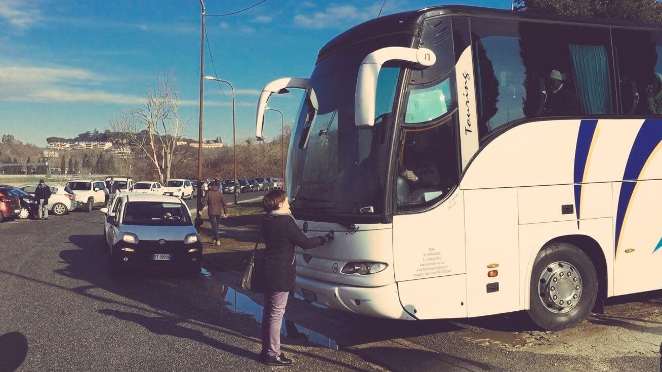 Sgomberato centro accoglienza. I "compagni" bloccano pullman