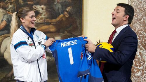 Matteo Renzi e le pallavoliste della nazionale 1