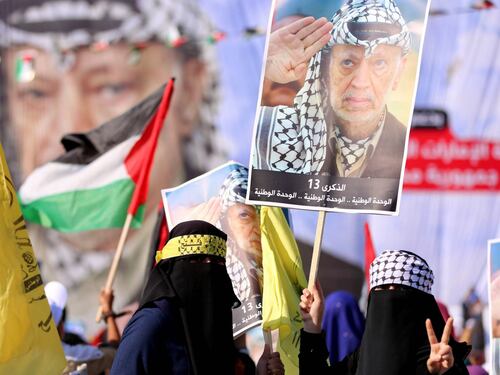 I palestinesi festeggiano l'anniversario della morte di Arafat