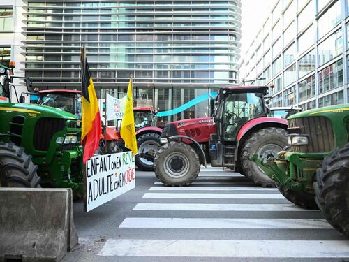 Le proteste degli agricoltori a Bruxelles e la linea di Italia e Francia: rinviata la firma del Mercosur