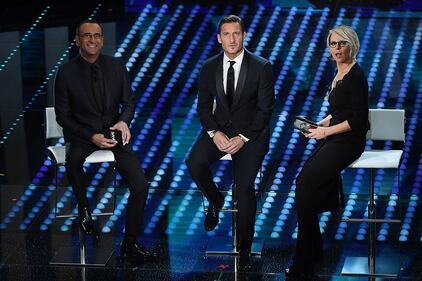 Sanremo 2017, Maria De Filippi e il bacio agli ospiti 29