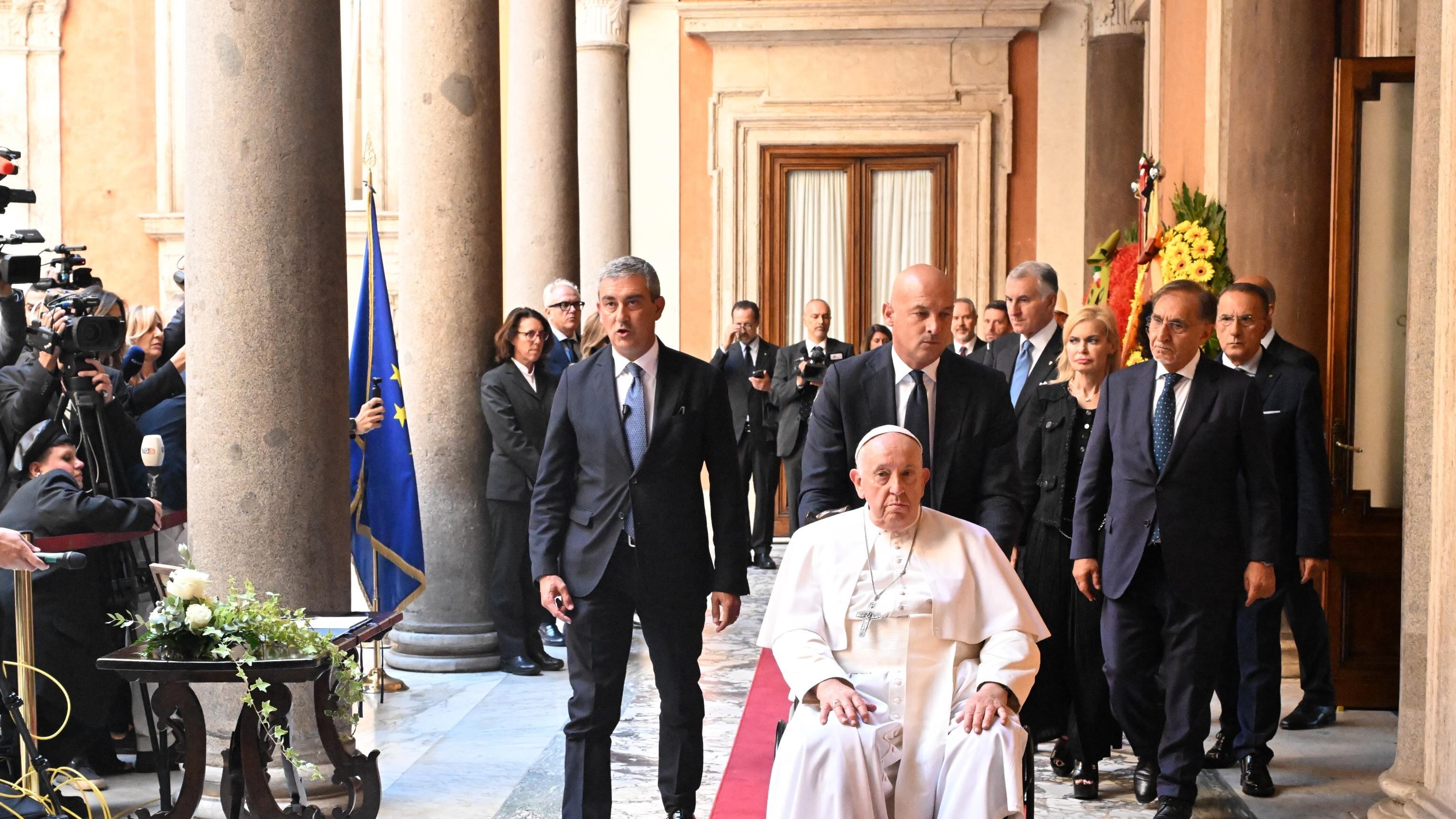 Napolitano, la camera ardente in Senato: l'arrivo a sorpresa di papa Francesco