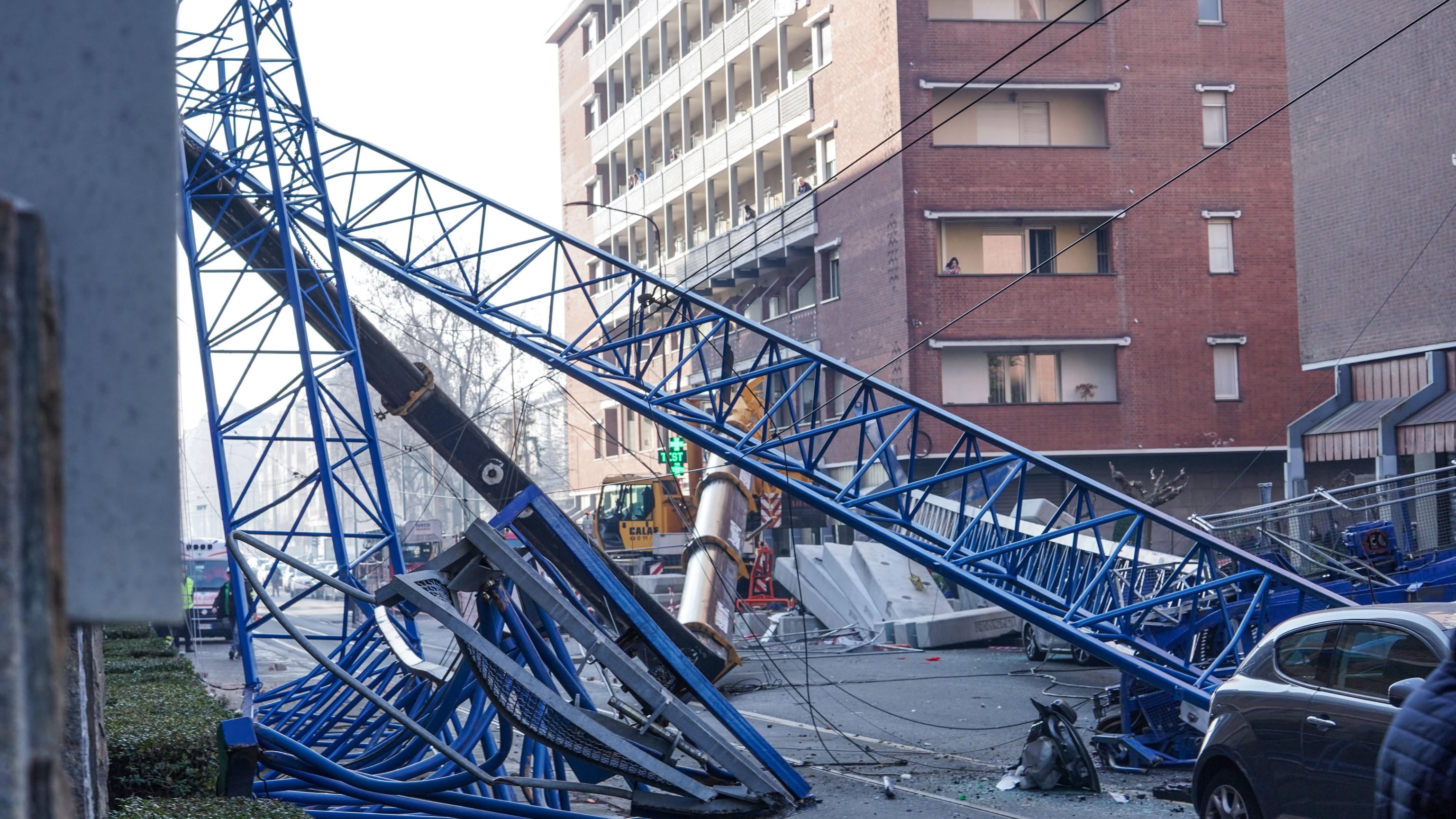 Due gru crollano su un palazzo: tre morti e diversi feriti a Torino