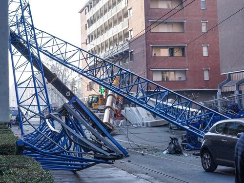 Due gru crollano su un palazzo: tre morti e diversi feriti a Torino