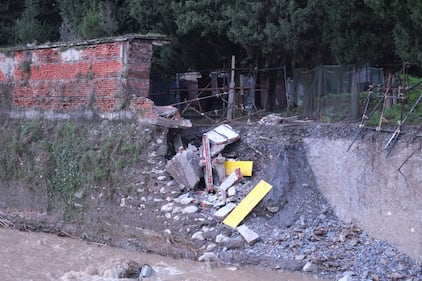 Genova, crolla un cimitero: i feretri dispersi nel fiume 15