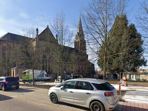 Entra in chiesa armato di coltello, cerca il prete e grida “Allah akbar”. Paura nel nord-est della Francia