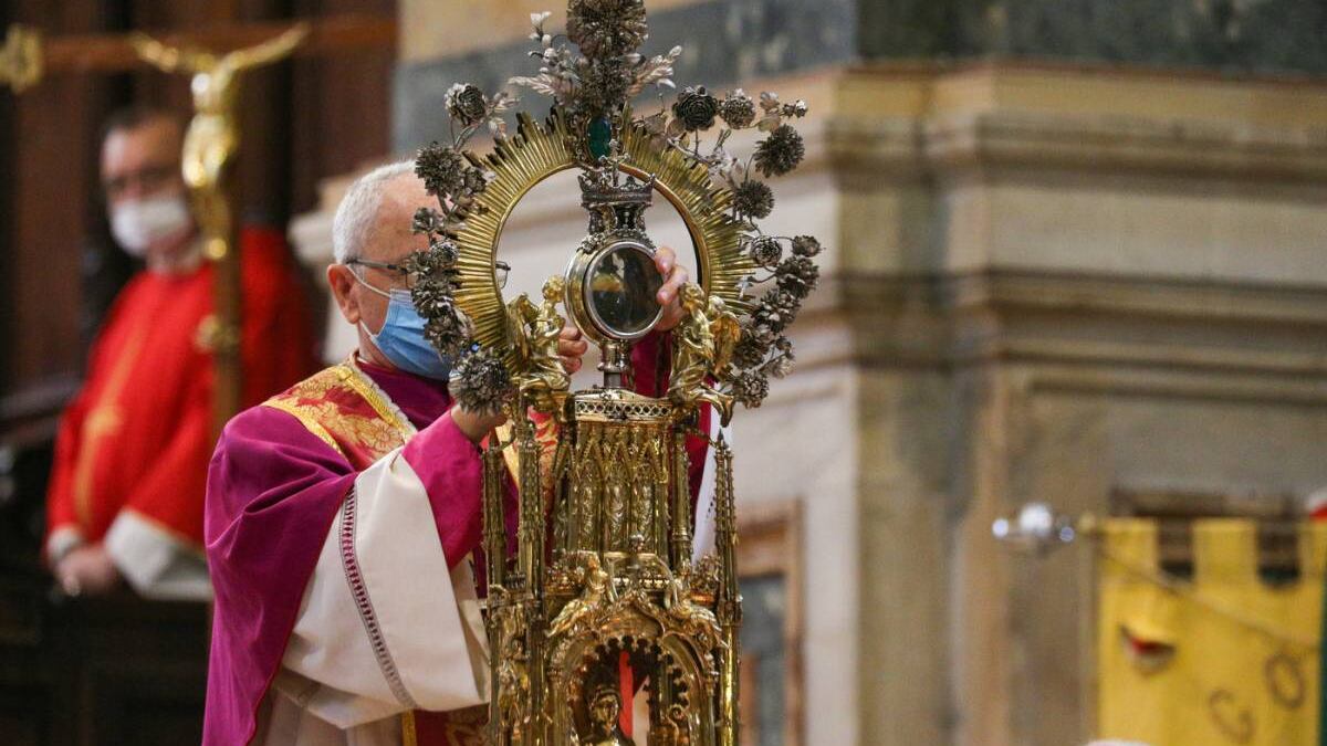 Il prodigio di San Gennaro si compie a metà: nell’ampolla si forma una strana bolla
