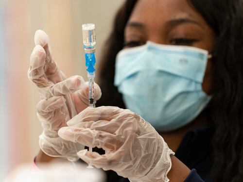 Dal 16 aprile c'è J&J. "Svolta sui vaccini". Ombre su Sputnik: Mosca blocca Ema