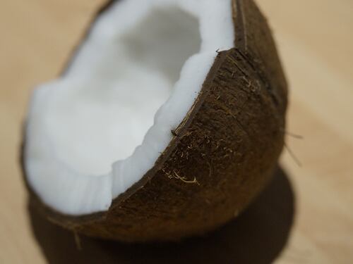 Olio di cocco, segreto di bellezza per tutto il corpo
