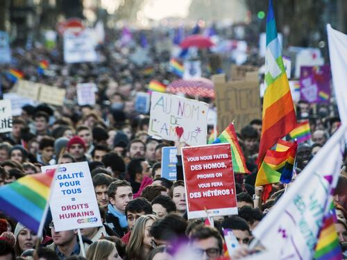 Francia, via libero definitivo ai matrimoni e alle adozioni gay