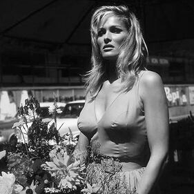 Pamela Anderson giunonica su Instagram: le foto sexy dell'ex bagnina di Baywatch 5