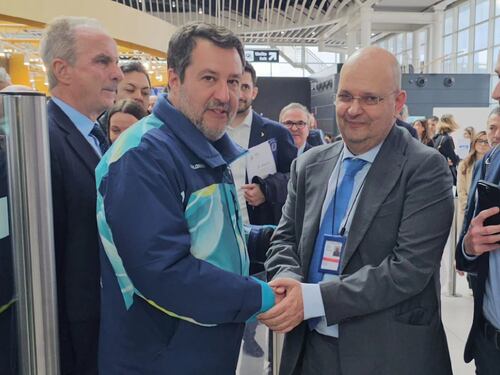 Al via il primo volo Aeroitalia con due cani di quasi 30 kg in cabina, alla presenza del Ministro Salvini