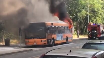 Autobus in fiamme anche a Milano, due casi a Lambrate