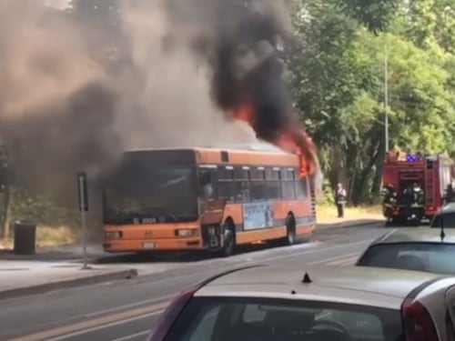 Autobus in fiamme anche a Milano, due casi a Lambrate