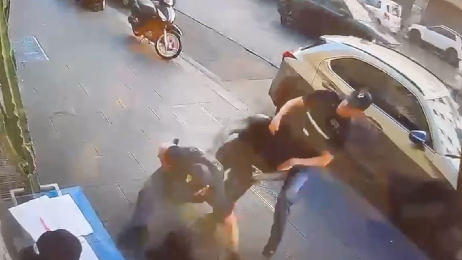 Straniero aggredisce agenti