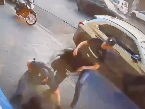 Straniero ferisce i poliziotti, il giudice conferma l’arresto ma lo libera. Meloni: “Inaccettabile”