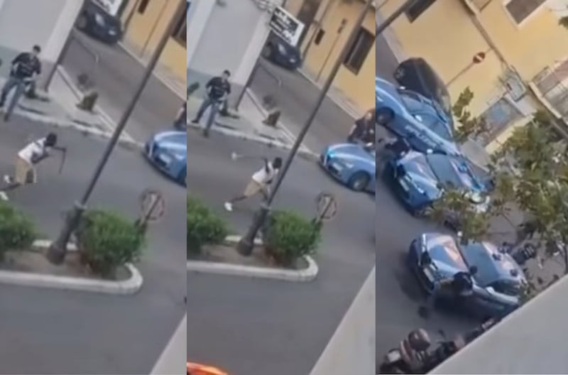 Il momento dell'aggressione alle forze dell'ordine