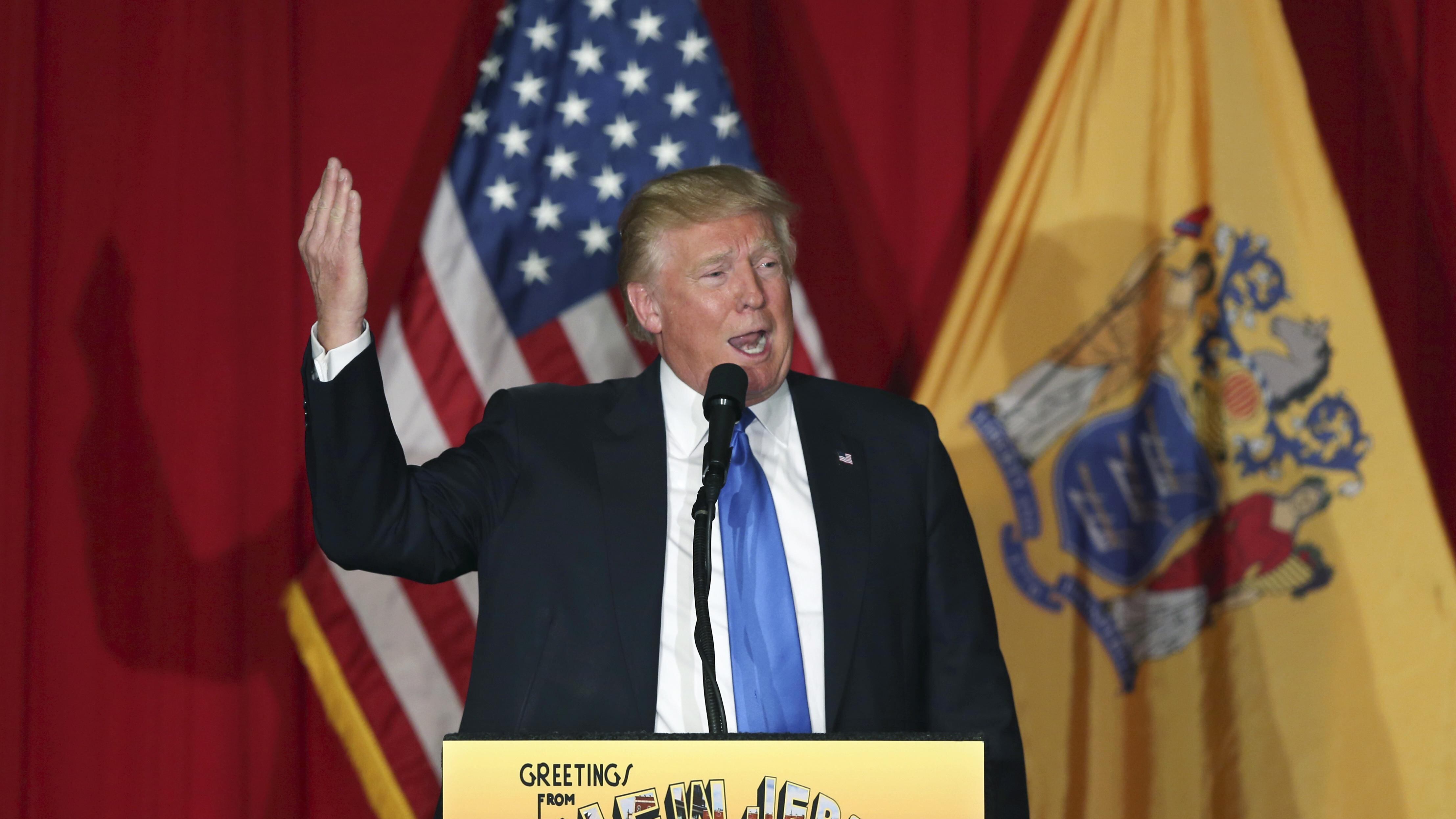 Trump: "Chiedete a Hillary chi ha fatto esplodere l'aereo"