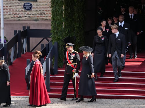 L’ultimo saluto a re Harald V: la cerimonia privata, il gesto della regina Sonja e William in coda al corteo
