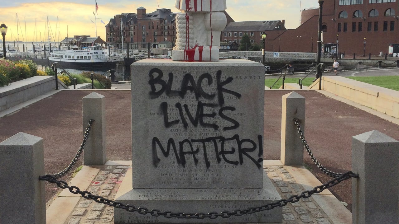 Usa, continua la furia: bruciate e decapitate le statue di Colombo