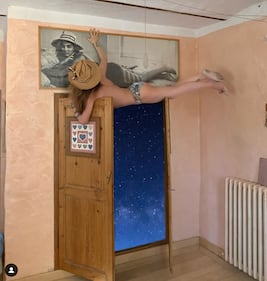 Naike Rivelli, spaccata nuda sul balcone 12