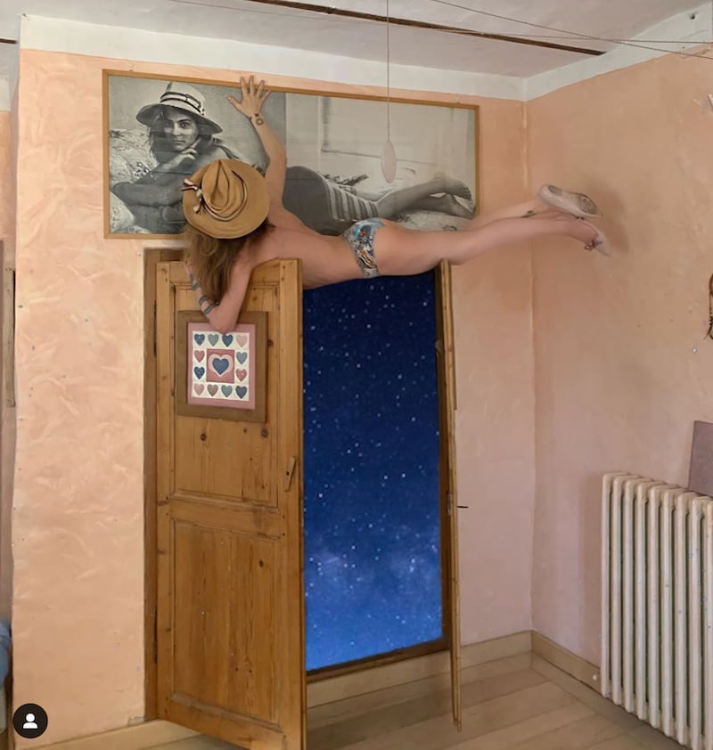 Naike Rivelli, spaccata nuda sul balcone 12