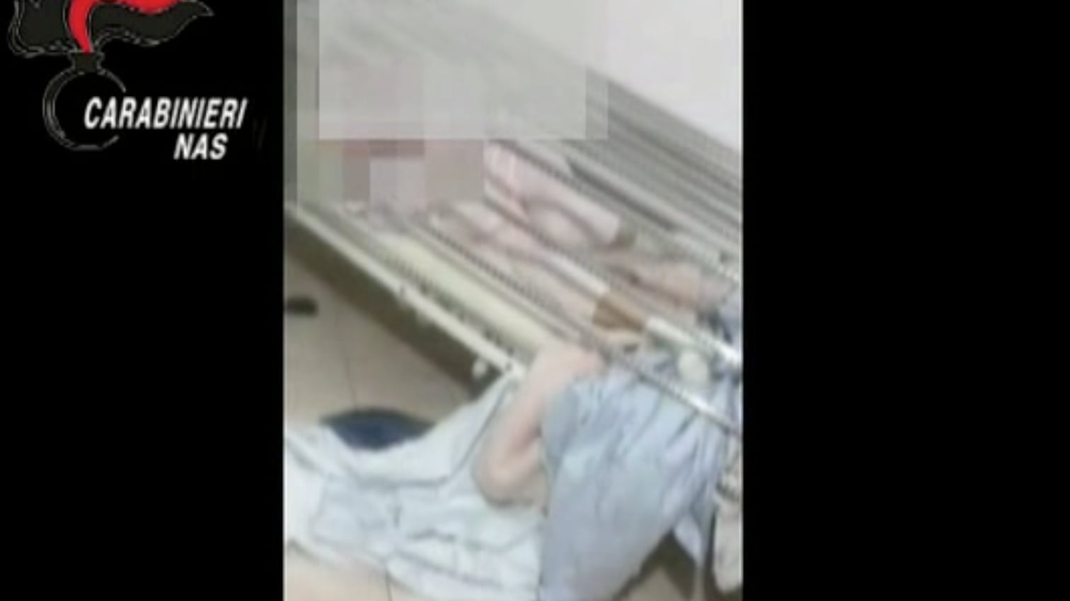 Latina, ospizio horror: anziana chiusa in gabbia