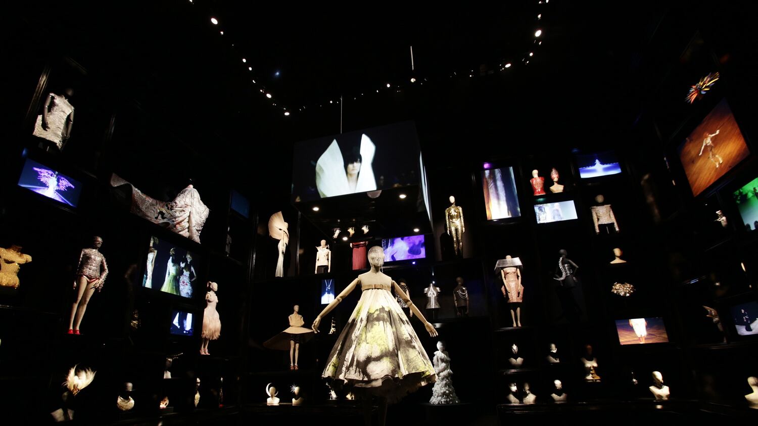 McQueen, lo stilista che scolpiva abiti da sogno dark