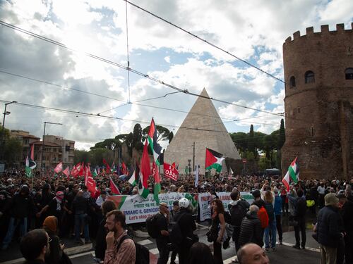 Inni ad Hamas e cori antisemiti. I pro Pal incendiano la piazza