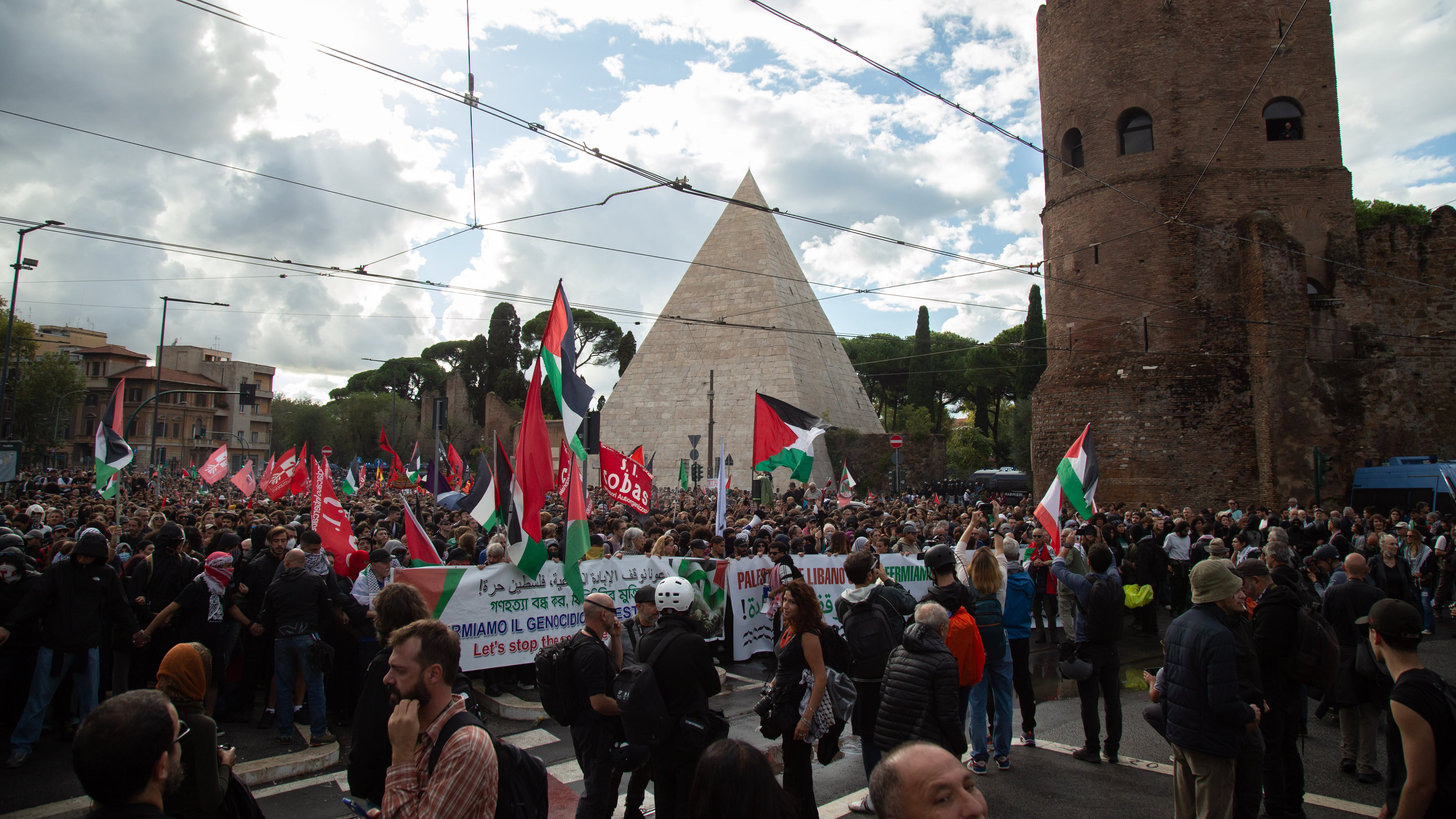 Inni ad Hamas e cori antisemiti. I pro Pal incendiano la piazza