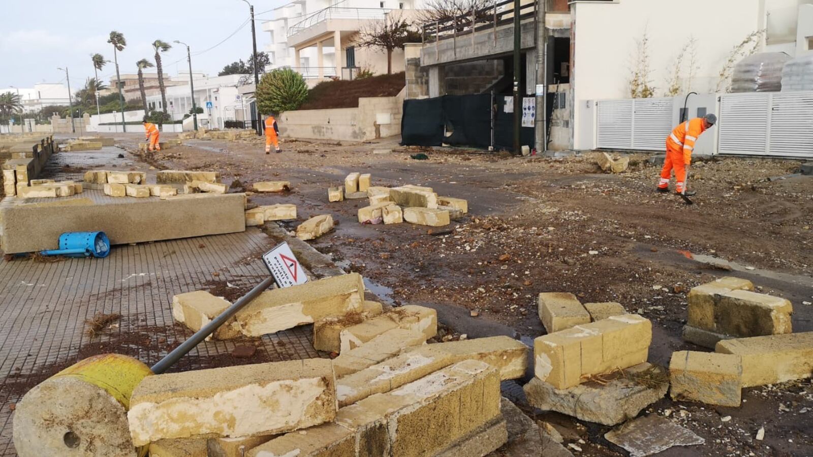 Allerta meteo in Puglia: violenta mareggiata danneggia Nardò