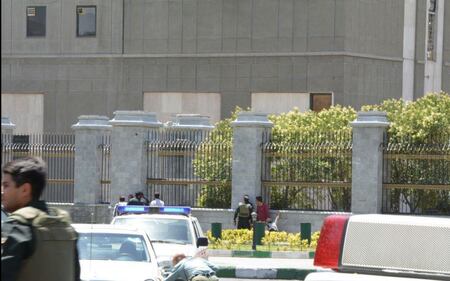 Attacco a Teheran: terroristi sparano in parlamento 1