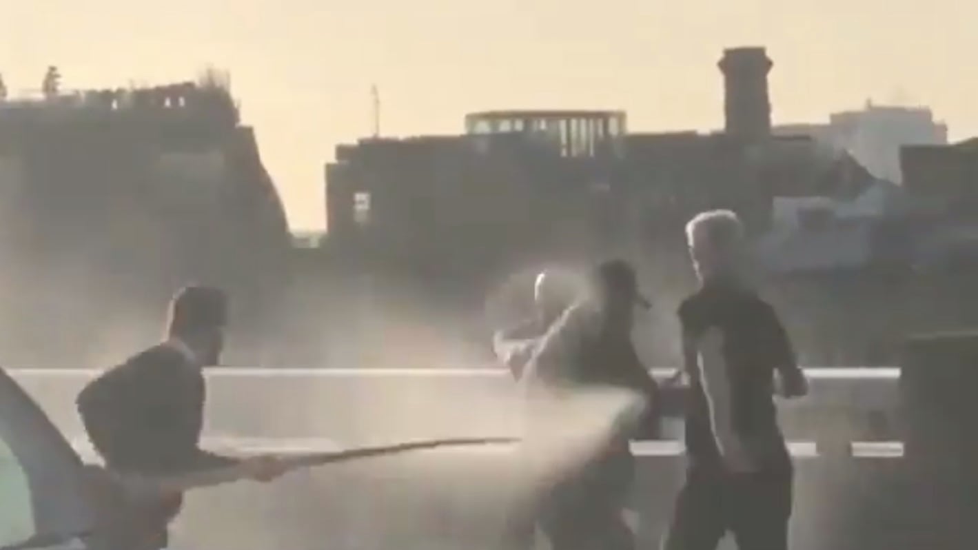 Attacco sul London Bridge, passante ferma l'assalitore con una zanna