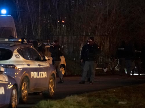 Sparatoria a Rogoredo, ora gli inquirenti verificano un vecchio arresto del poliziotto