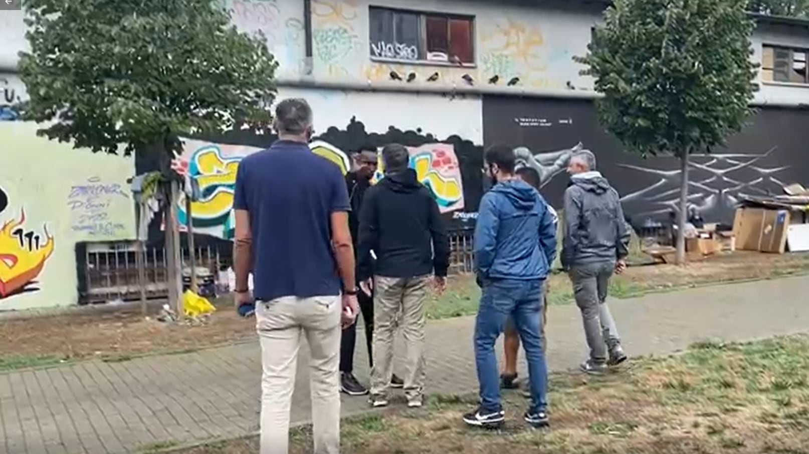 "Sangue per tutti". Aggressione choc del migrante al leghista nella favela abusiva
