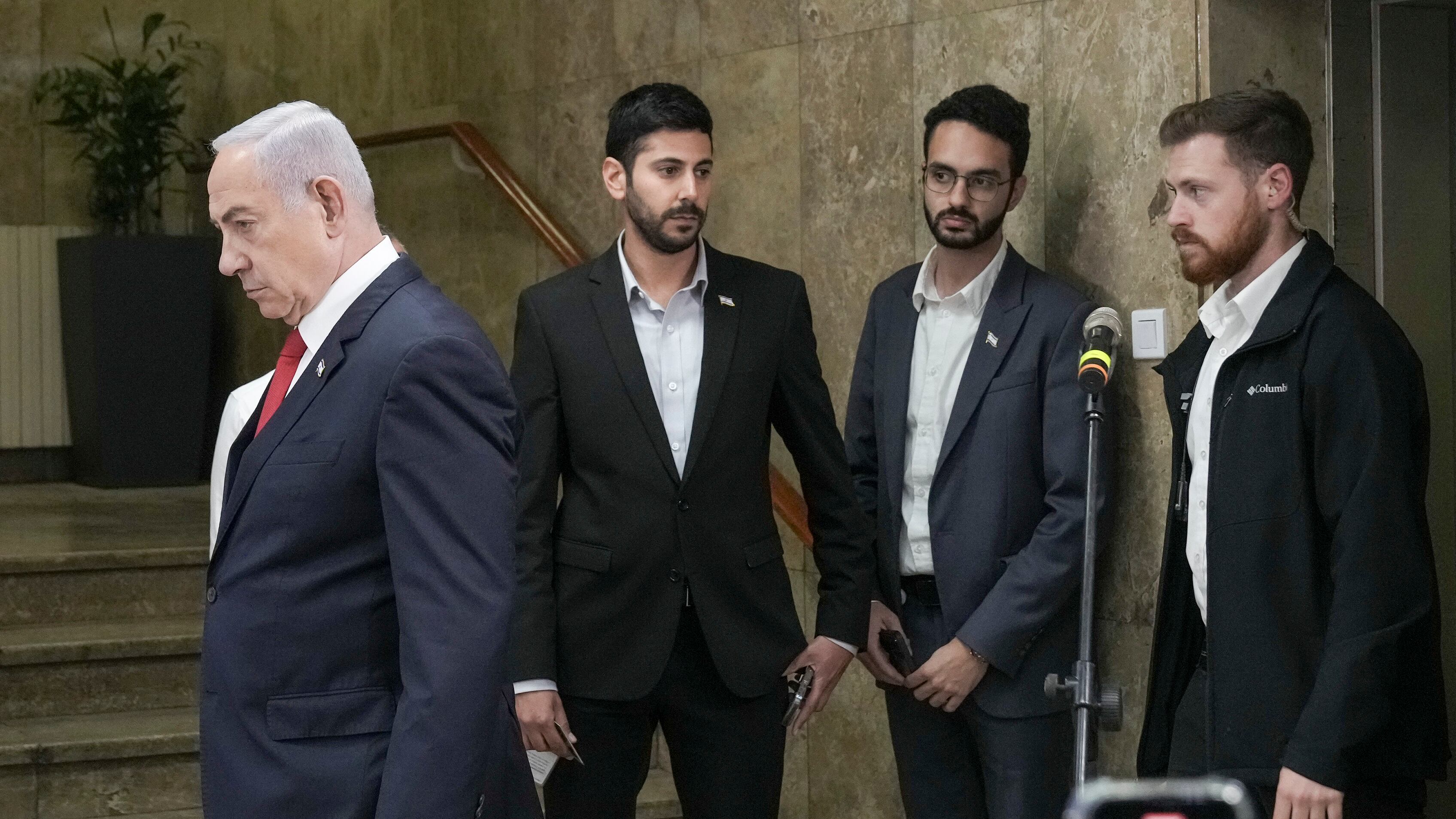 Sigari, champagne e pregiudizi: Bibi ne uscirà assolto (e più forte)