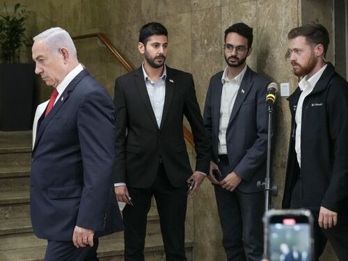 Sigari, champagne e pregiudizi: Bibi ne uscirà assolto (e più forte)
