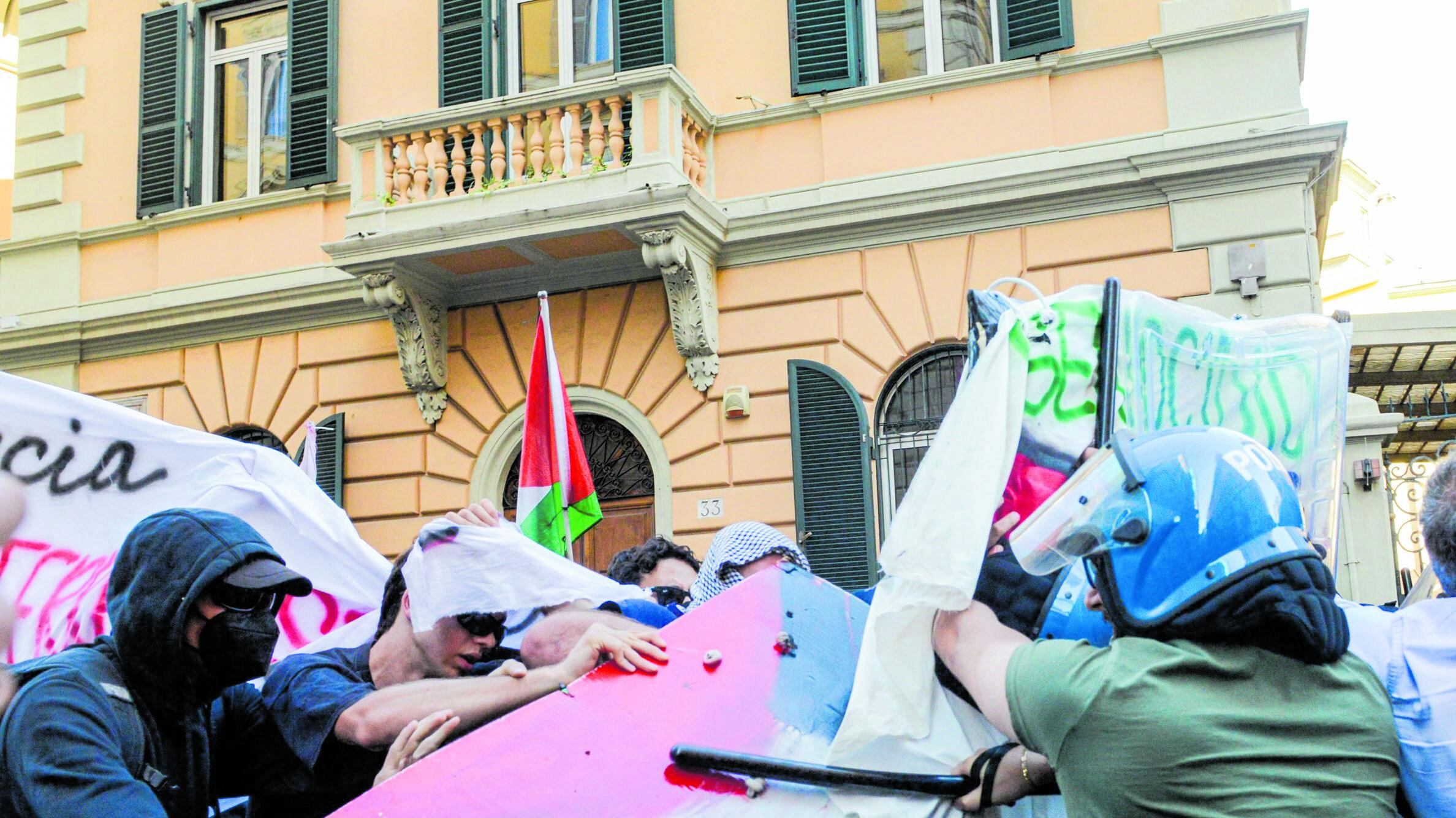 Allarme "rivolta sociale". Gli amici di Hamas in piazza con la Cgil