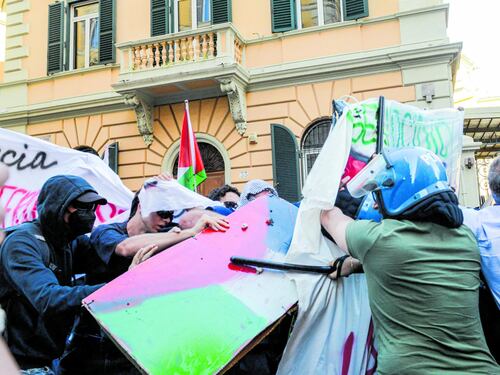 Allarme "rivolta sociale". Gli amici di Hamas in piazza con la Cgil
