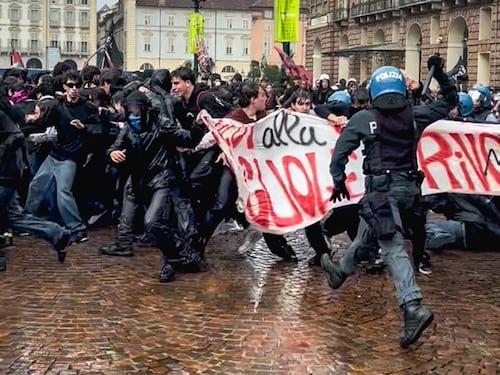Persino Bonelli condanna le violenze. Ma Schlein e Conte le giustificano e attaccano la Meloni